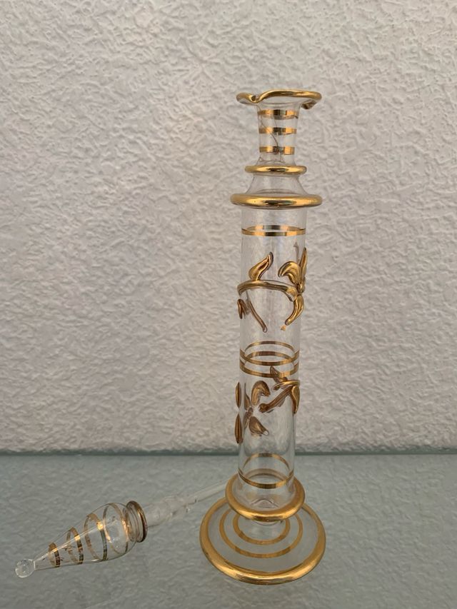 Botella perfume cristal líneas oro