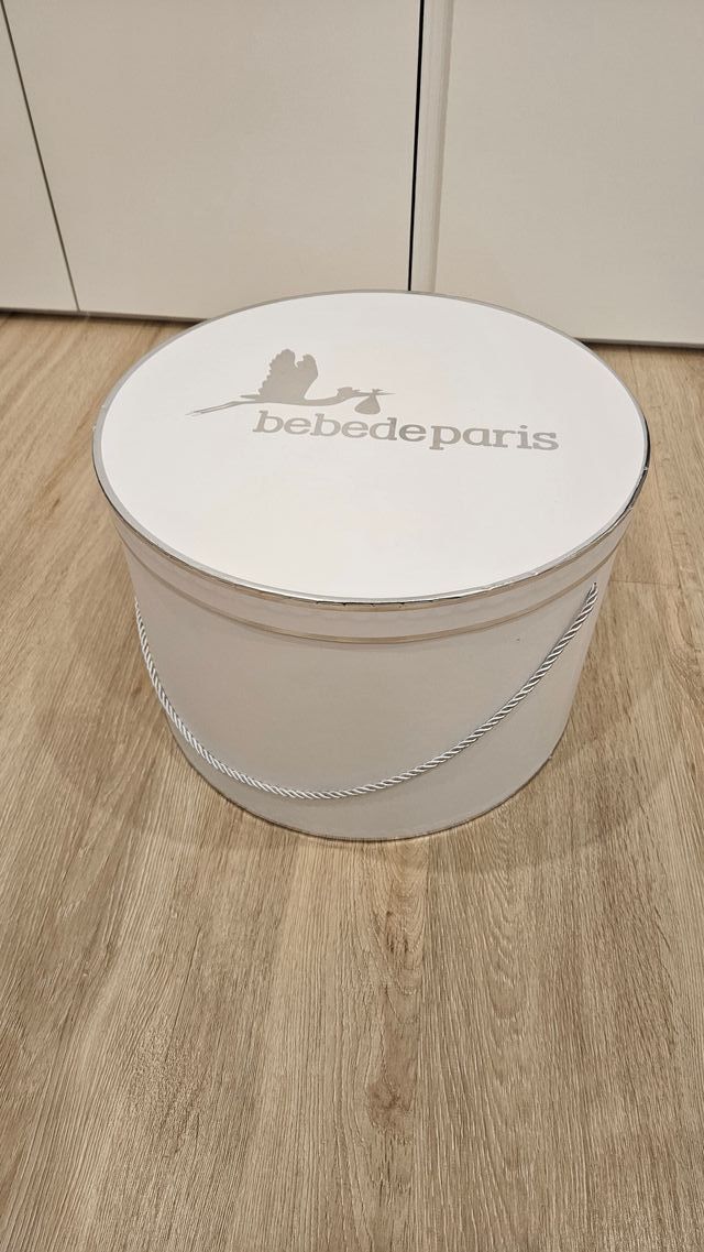 Caja redonda con asa blanco y plata BebedeParis