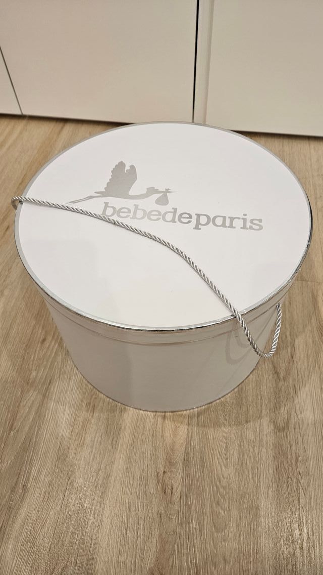 Caja redonda con asa blanco y plata BebedeParis