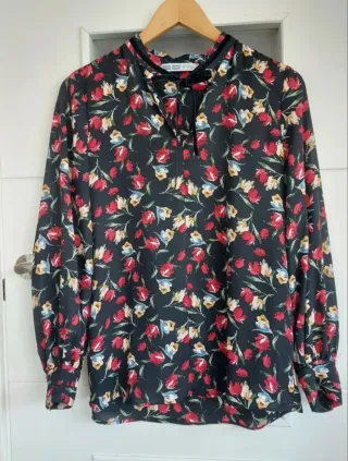 Zara Talla S - Blusa floral con lazada