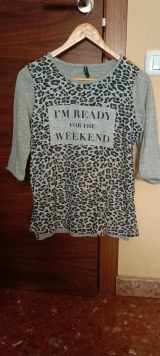 Camiseta gris y multicolor manga 3/4