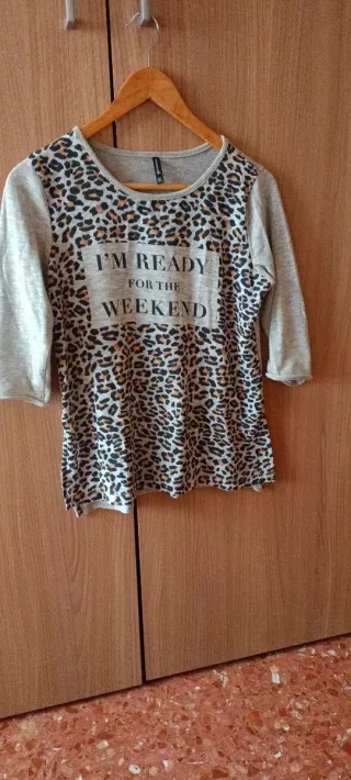 Camiseta gris y multicolor manga 3/4