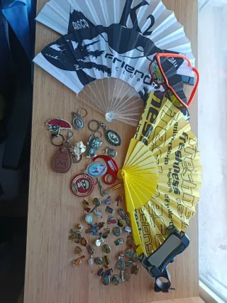 Llaveros, pins y abanicos