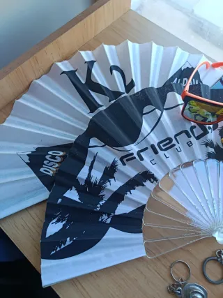 Llaveros, pins y abanicos