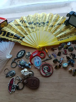 Llaveros, pins y abanicos