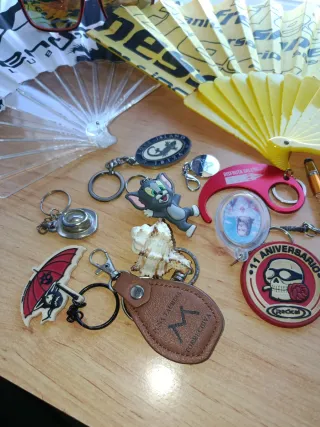 Llaveros, pins y abanicos