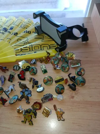 Llaveros, pins y abanicos