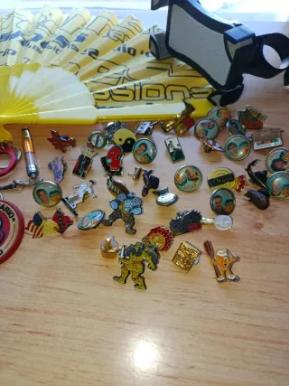 Llaveros, pins y abanicos