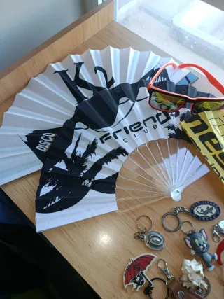 Llaveros, pins y abanicos