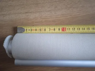 Cortina enrollable beige y cadena. 130 cnt