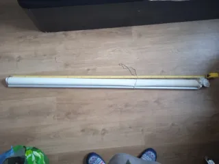 Cortina enrollable beige y cadena. 130 cnt