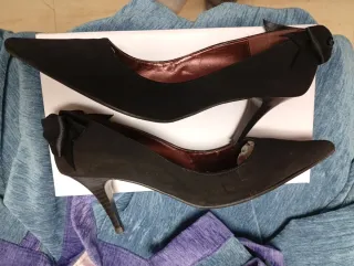 Zapatos de fiesta negros con lazo