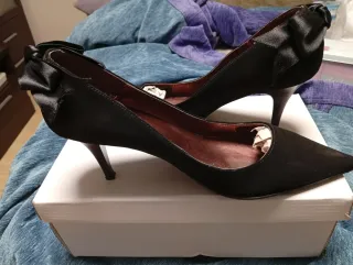 Zapatos de fiesta negros con lazo