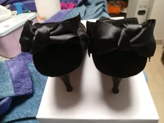 Zapatos de fiesta negros con lazo