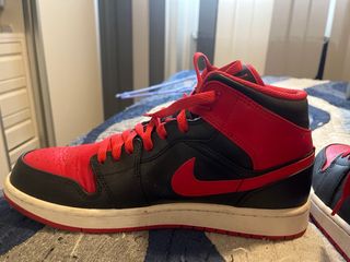 Nike Air Jordan 1 Mid Rojo y Negro
