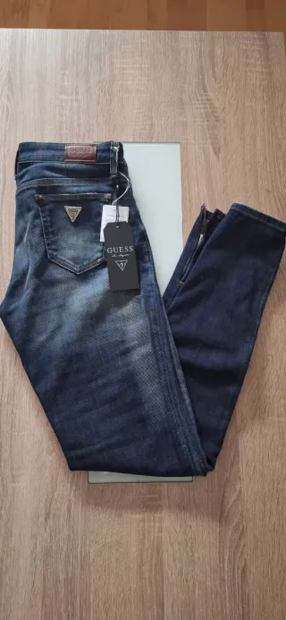 Pantalón vaquero Guess azul con etiquetas