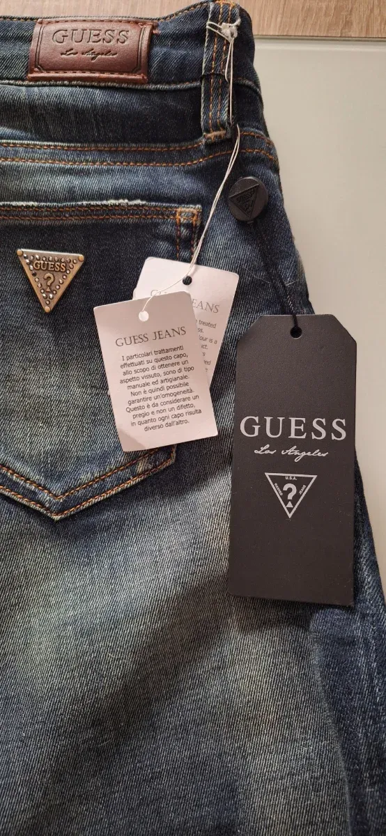 Pantalón vaquero Guess azul con etiquetas