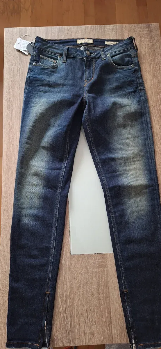 Pantalón vaquero Guess azul con etiquetas