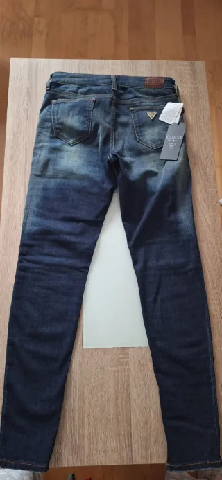 Pantalón vaquero Guess azul con etiquetas