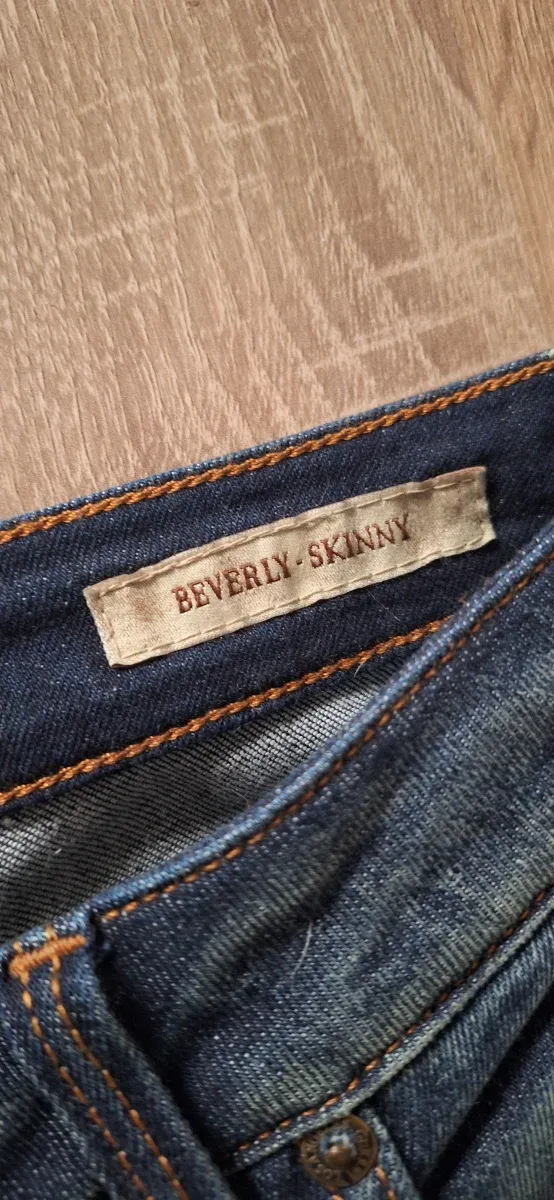 Pantalón vaquero Guess azul con etiquetas