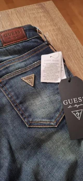 Pantalón vaquero Guess azul con etiquetas