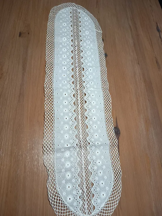 Paño decorativo de encaje blanco