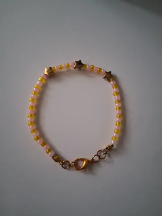 Pulsera de abalorios con estrellas doradas