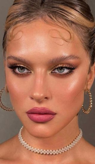 MAQUILLADORA Y PELUQUERA PROFESIONAL