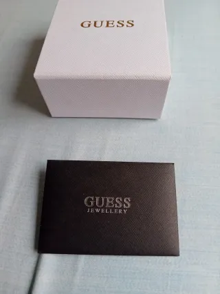 Cadena Guess con colgante escudo