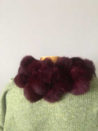 Bufanda burdeos con pompones 146 x 14cm