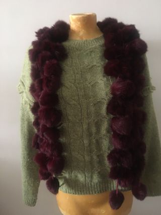 Bufanda burdeos con pompones 146 x 14cm