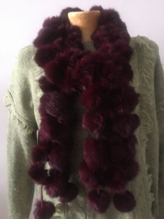 Bufanda burdeos con pompones 146 x 14cm