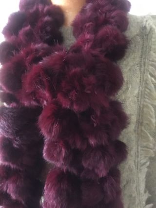 Bufanda burdeos con pompones 146 x 14cm