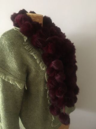 Bufanda burdeos con pompones 146 x 14cm