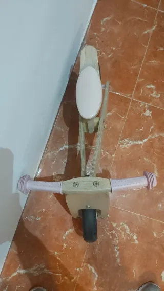 Bicicleta de madera sin pedales