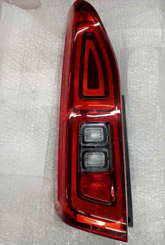 PILOTO TRASERO IZQUIERDO BERLINGO III ASTILLADO