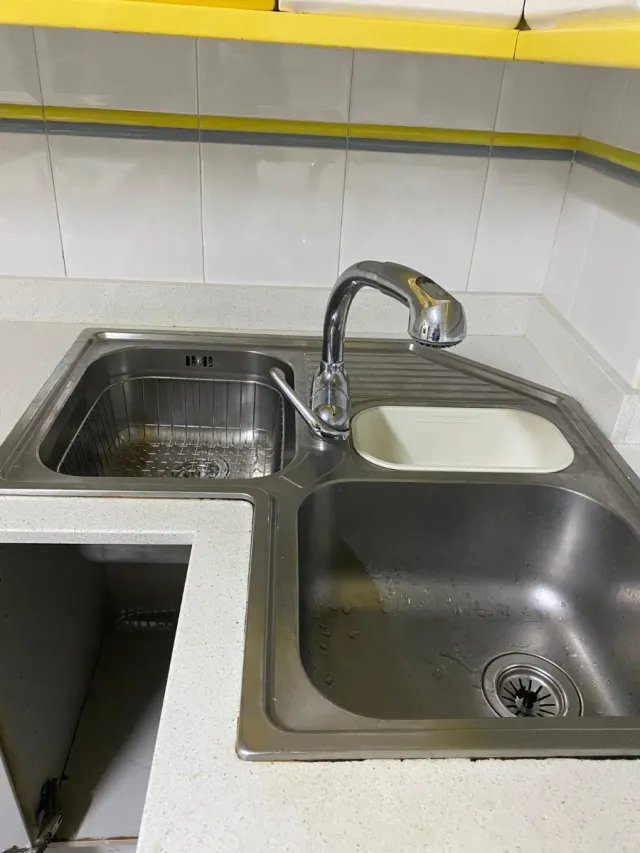 Muebles de cocina plateados y blancos