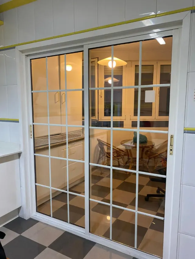 Muebles de cocina plateados y blancos