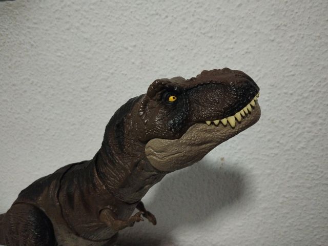 T-Rex Jurassic World Dominion Golpe y Devora