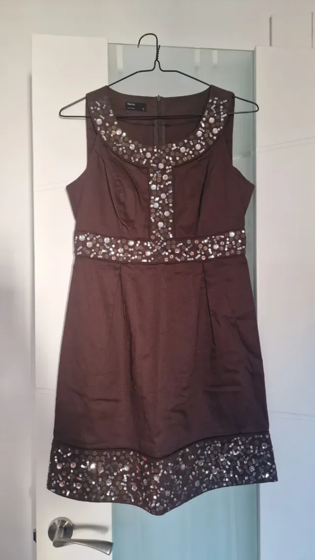 Vestido marrón con pedrería