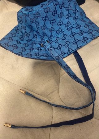 Chapéu bucket Gucci azul GG