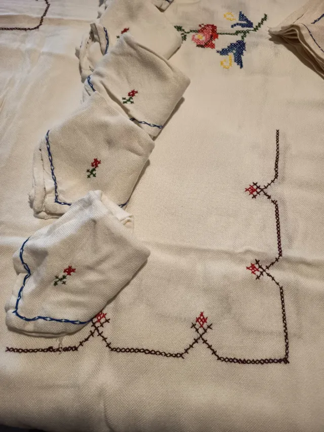 Mantelería con 8 servilletas bordadas