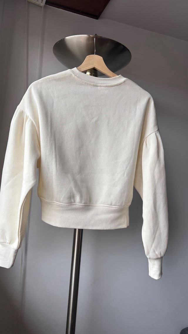 Sudadera blanca manga abullonada