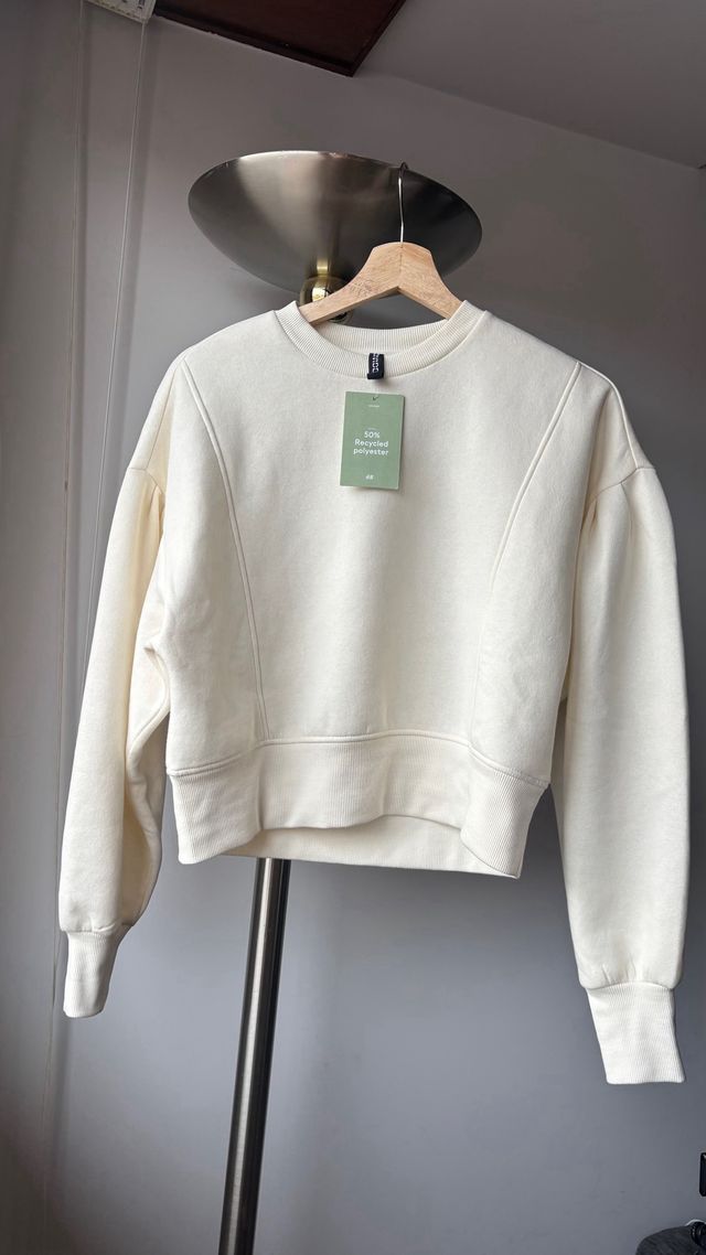 Sudadera blanca manga abullonada