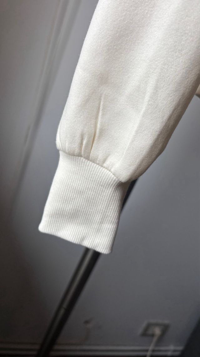 Sudadera blanca manga abullonada