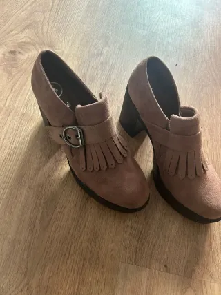 Zapatos de tacón beige/marrón talla 39