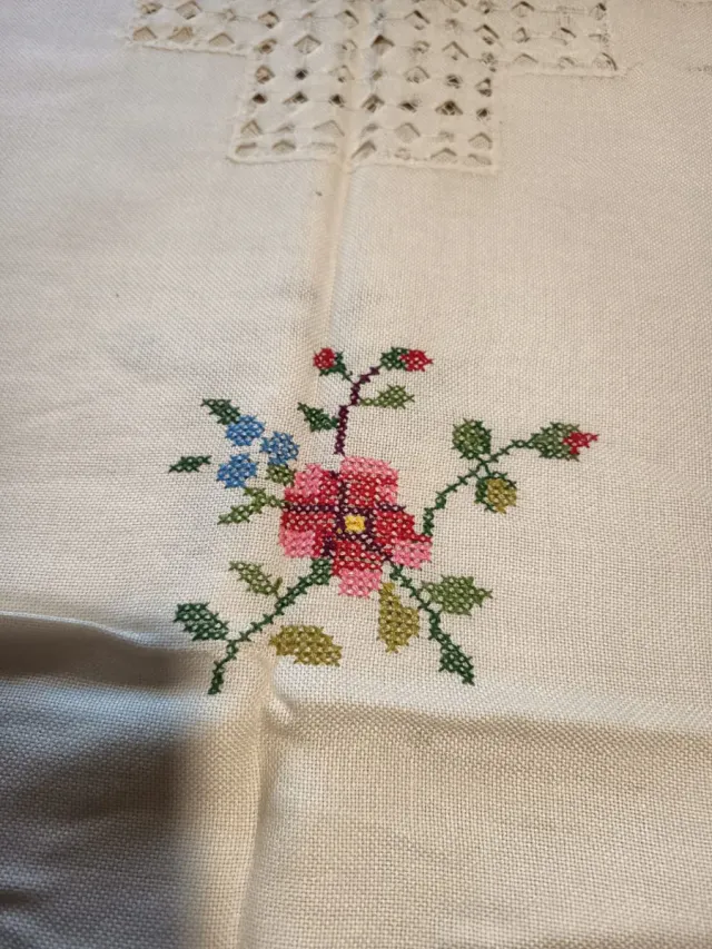 Mantelería bordada con servilletas