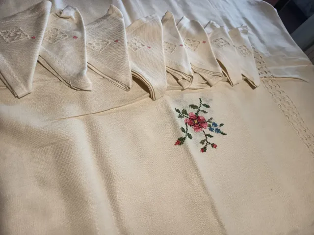 Mantelería bordada con servilletas