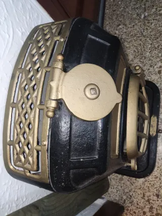 Estufa Hierro Fundido Negra y Dorada