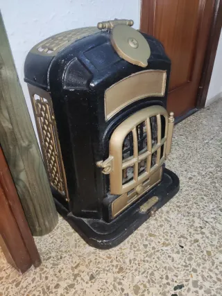 Estufa Hierro Fundido Negra y Dorada